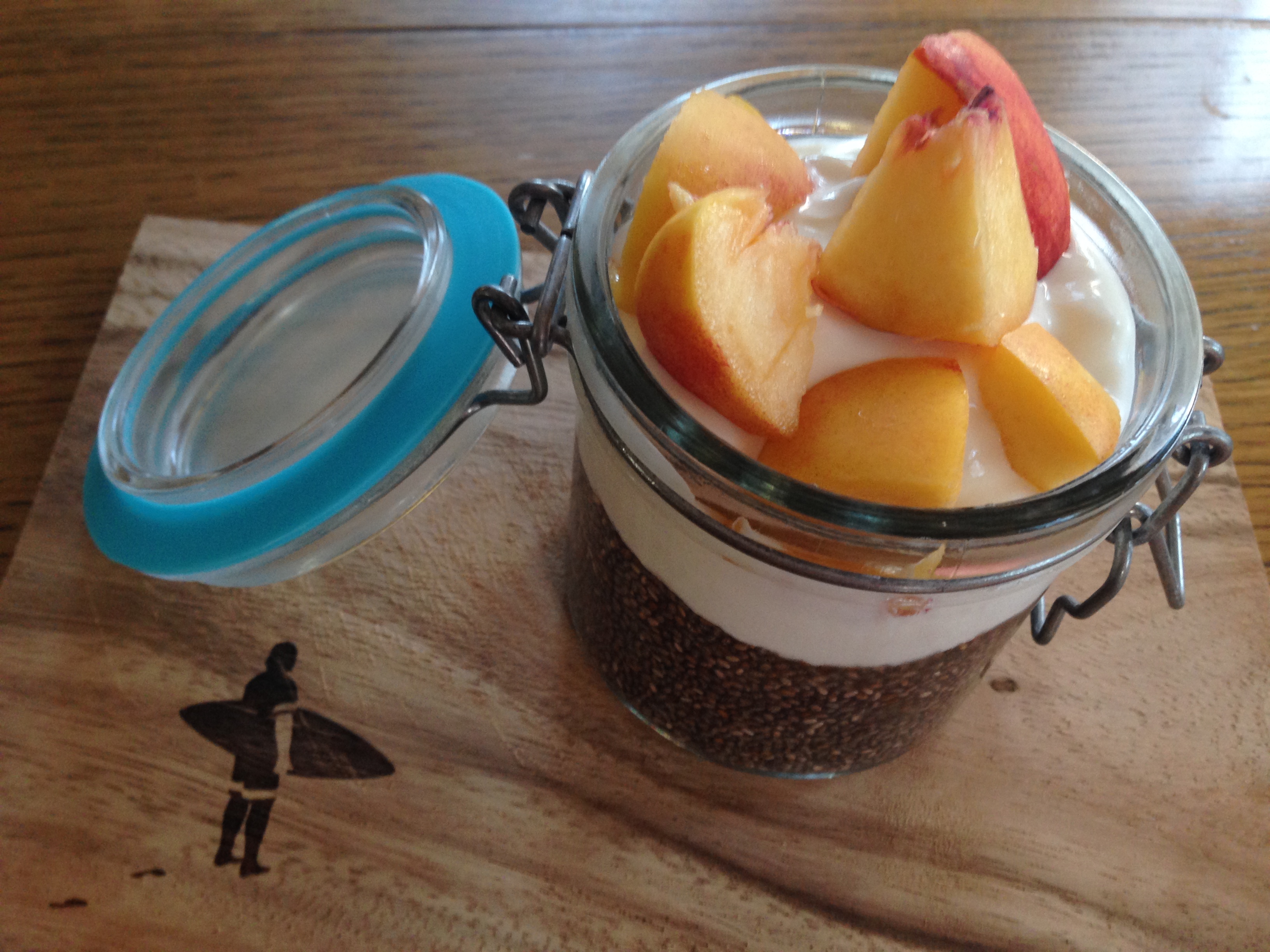 Chia Pudding: Rezept mit Mandelmilch, Joghurt und Chia Samen | With ...