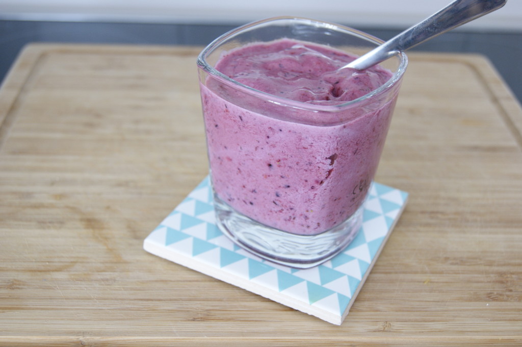 einfache und erfrischende Snack-Ideen für heiße Sommertage: Leckere kühles und gesundes Eis nett in einem kurzem Glas anrichten