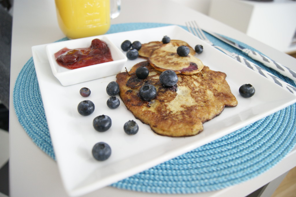 Serviervorschlag: Blueberry-Banana Pancakes - low Carb und Glutenfrei