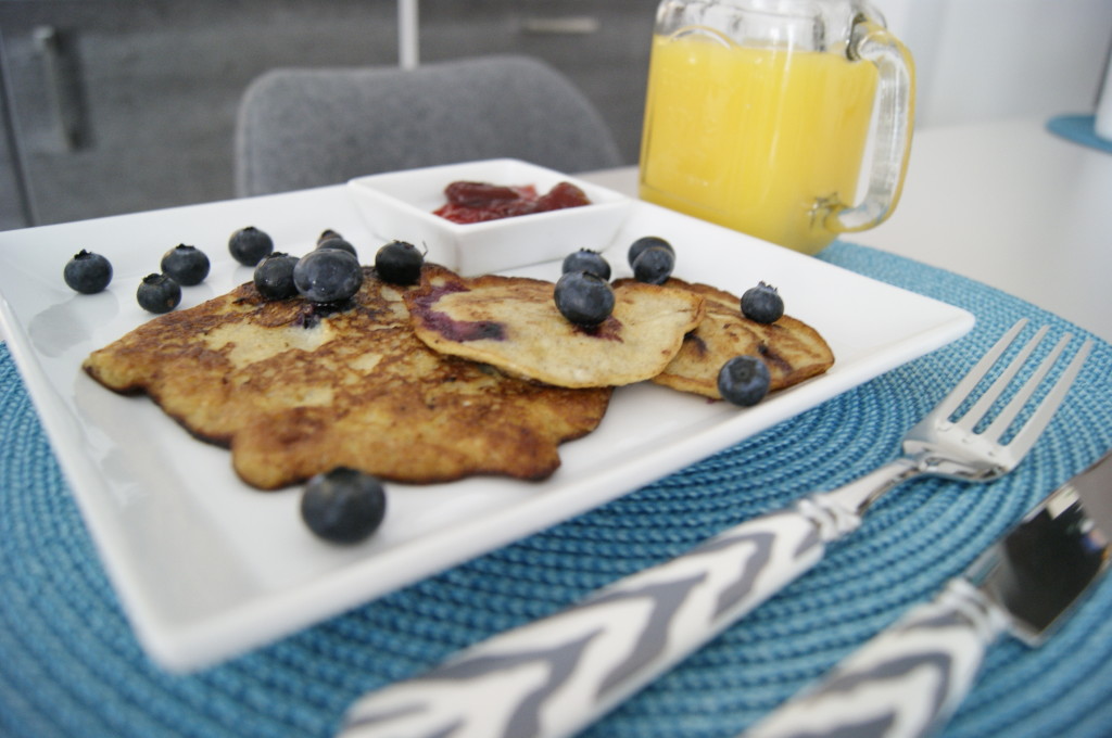 Bananen Pancakes mit Blaubeeren und Orangensaft