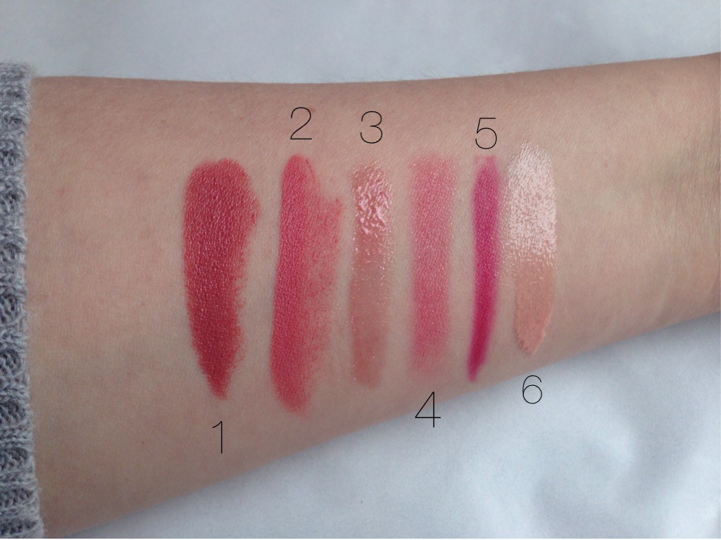 Lippenstifte Swatches: 1: Catrice Ultimate Colour – 370 “In A Rosegarden“ 2: MAC – “Please Me” (mattes Finisch) 3: Bobbi Brown Lip Gloss Brillant à lèvres – “Aubergine“ 4: Maybelline Color Drama – 140 “Minimalist“ 5: MICA Beauty Cosmetics Tinted Lip Balm – 06 “Fiesta” (Mein absoluter Liebling! Hält den halben Tag auch nach dem Essen) 6: Benefit Lip Gloss – “Life on the A List“