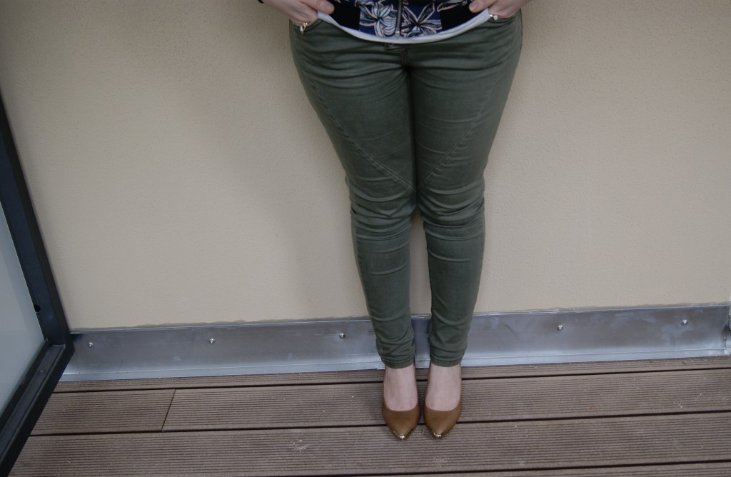 Outfitidee Khaki trifft auf florale Muster: Outfitansichr II
