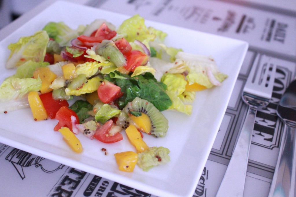 Tomate-Kiwi-Salat mit Pfirsichdressing