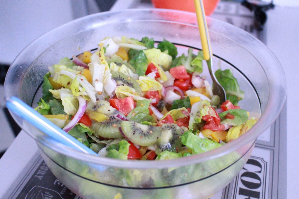 Alles Zutaten in eine große Schüssel und fertig ist der sommerliche Salat