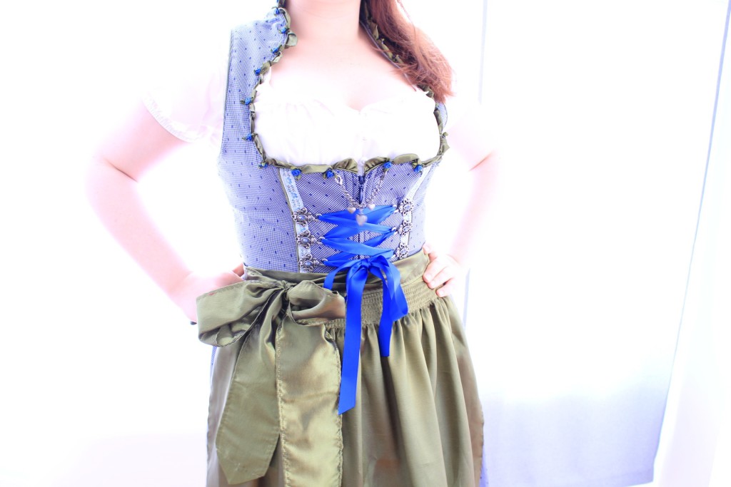 Krüger Dirndl in blau und grün mit hohem Kragen und vielen liebevollen Details