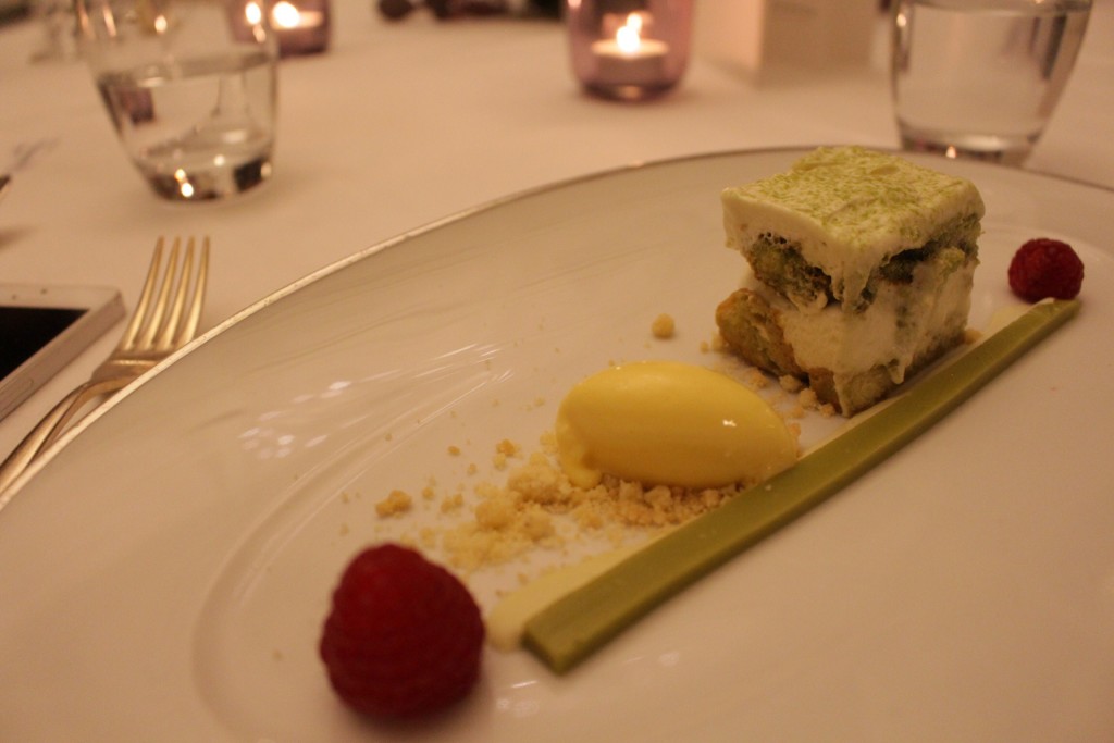 leckeres Dessert - Matcha Tiramisu und Passions-Sorbet