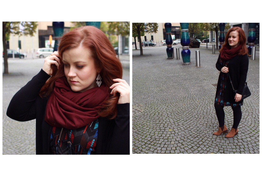 Outfitidee für den Herbst: Kleid, Strickjacke und Boots II