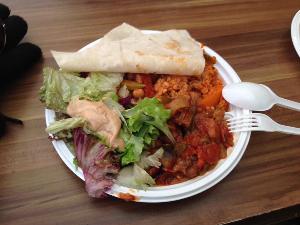 Türkisches Essen auf dem Flohmarkt Mauerpark