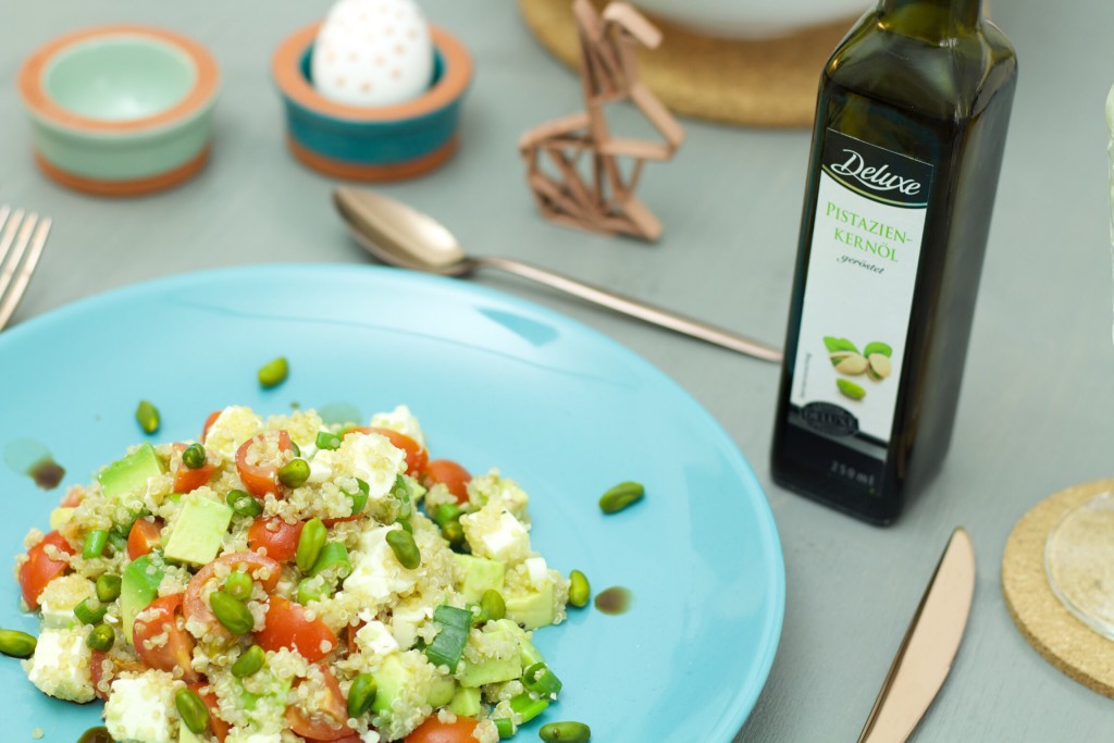 Tomate-Avocado-Quinoa-Salat mit Pistaziendressing - Low Carb Rezept