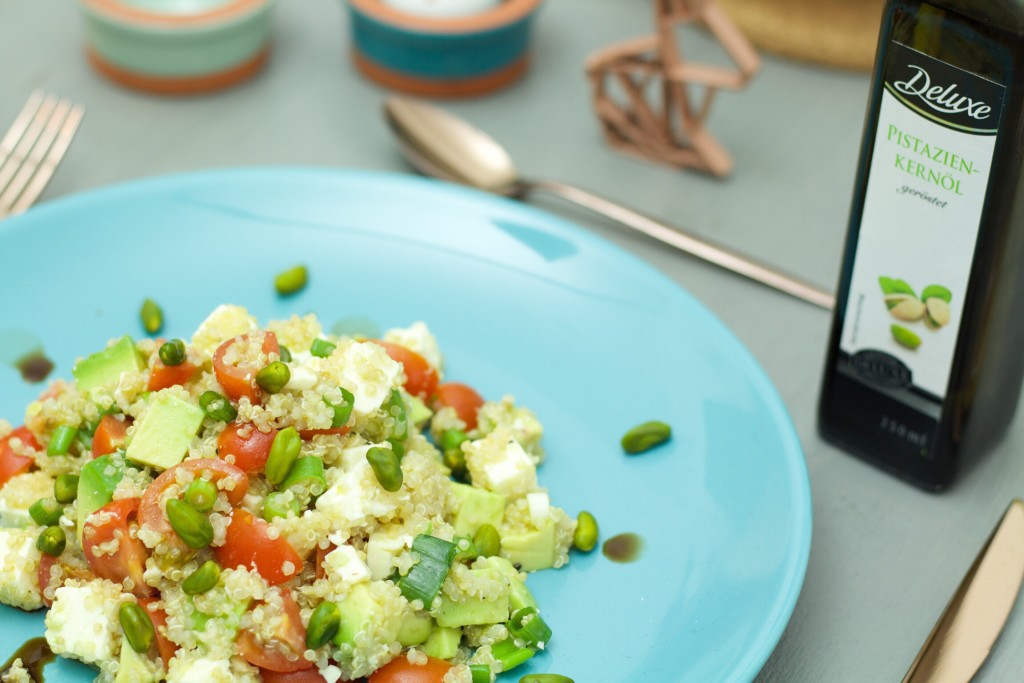 Tomate-Avocado-Quinoa-Salat mit Pistaziendressing - Low Carb Rezept Bild 3