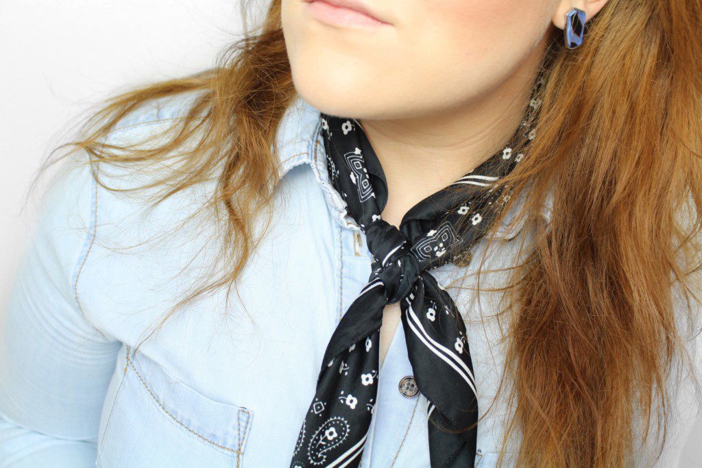 Halstücher & Bandanas: das Revival - Bild 2 Outfitidee: Halstuch mit Jeansbluse tragen