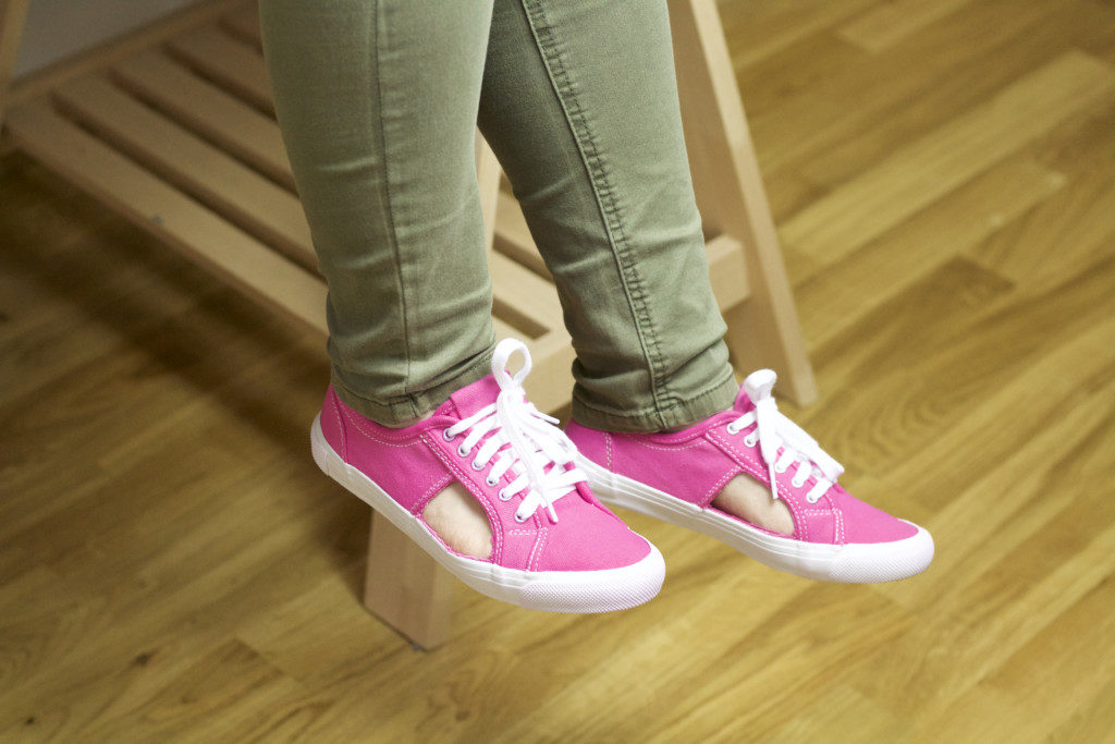 DIY Cut-Out Sneaker Anleitung - den Sommer-Schuh-Trend mit wenigen Handgriffen selber machen - upcycling Idee