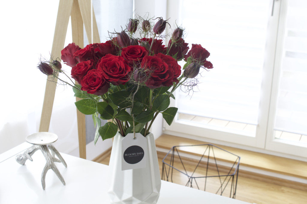Tipps für den Vasenkauf - ein Strauß rote Rosen in einer Bauchigen Vase