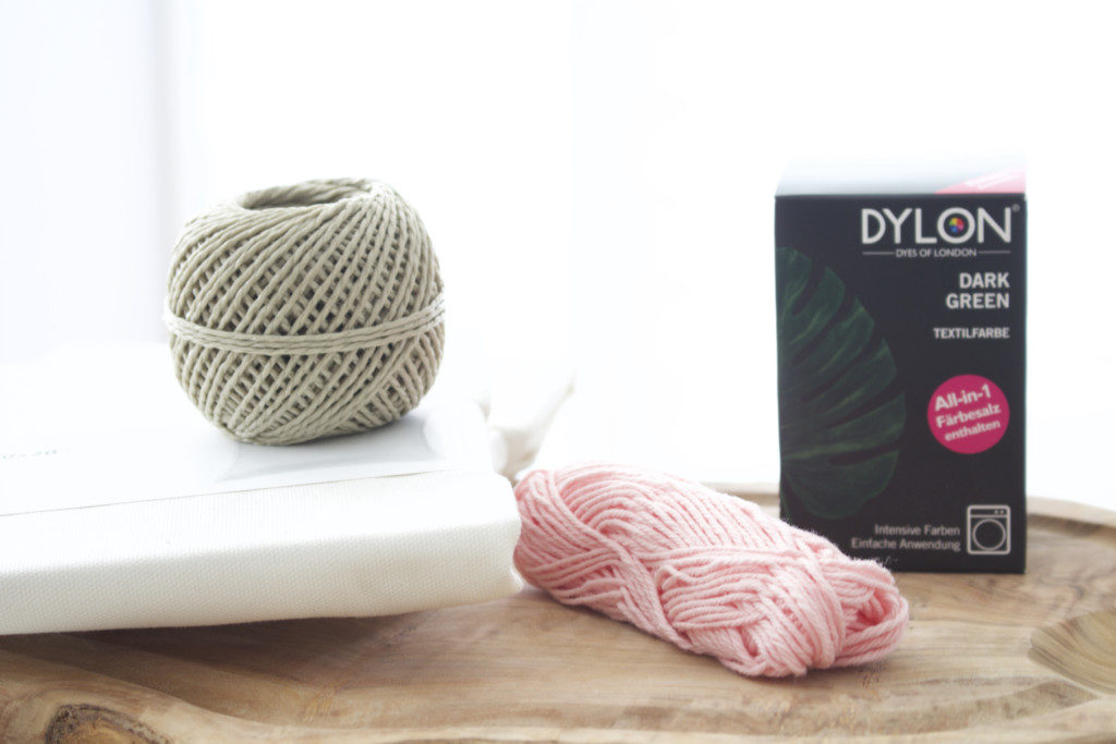 DIY Batik Kissen mit Quasten selber machen - das benötigt ihr für das DIY: Baumwollkissen, Schnur, Baumwolle und Textilfarbe von Dylon