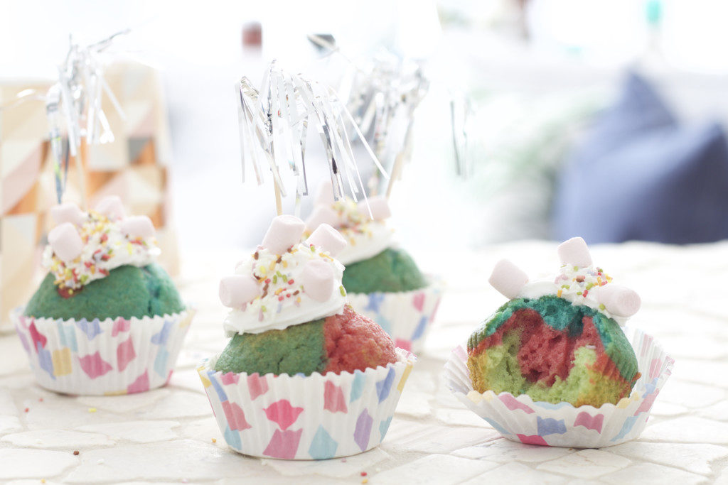 Cupcake Dekoration und Verzierung - Streusel, Glitzer & Mini-Marshmallows - Tipps und Ideen für coole Cupcakes - Bild mit 4 bunten Cupcakes