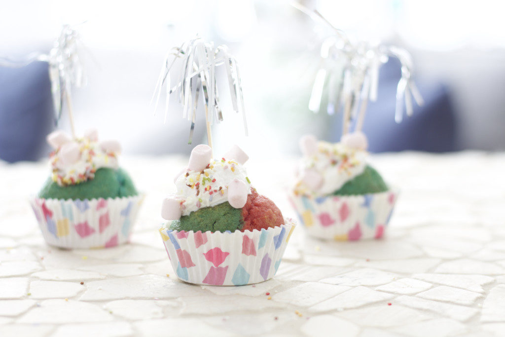 Beitragsbild: Cupcake Dekoration und Verzierung - Streusel, Glitzer & Mini-Marshmallows - Tipps und Ideen für coole Cupcakes