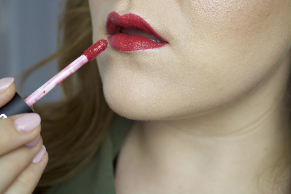 Roter Lippenstift: Alles über den perfekten roten Kussmund - Auftrag mit einem Schwammapplikator 