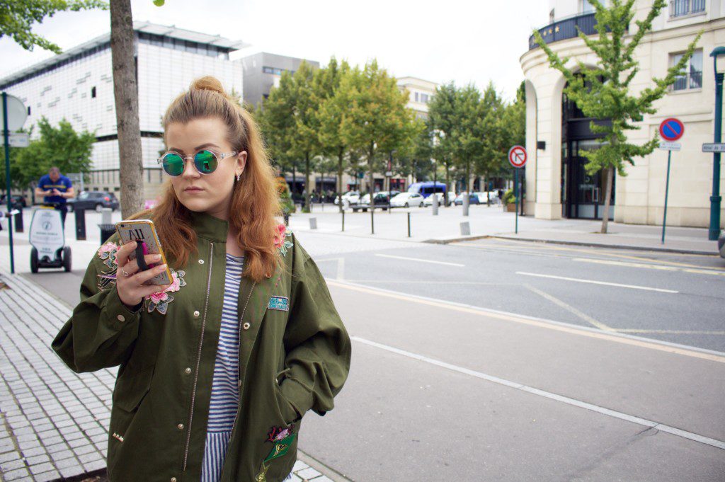 Sightseeing Outfit für Spätsommer und Herbst mit Patchesparka