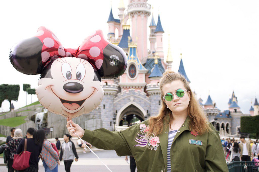 Disneyland Paris Bilder aus 2016 - mit dem Minnie Mouse Ballon vor dem Disneyschloß