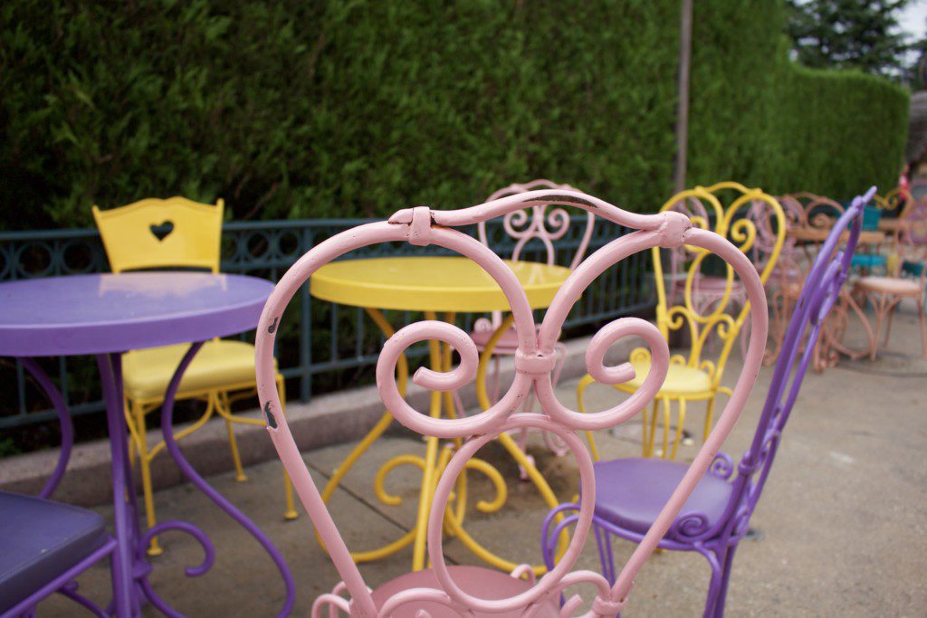Disneyland Paris Bilder aus 2016 - Bunte Stühle aus Alice im Wunderland