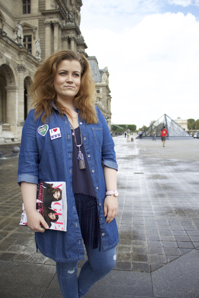 Letztes Sommeroutfit für 2016 mit Jeansmantel mit Patches und destroyed Jeans - aufgenommen in Paris