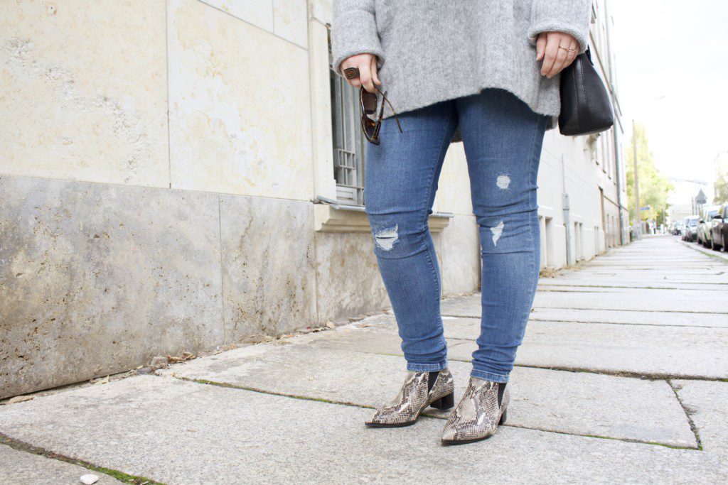 Nahaufnahme Schuhe: Herbstoutfit: Edited Sweater, Review Schal, Buffalo Boots & DKNY Tasche - fashion Blog Leipzig