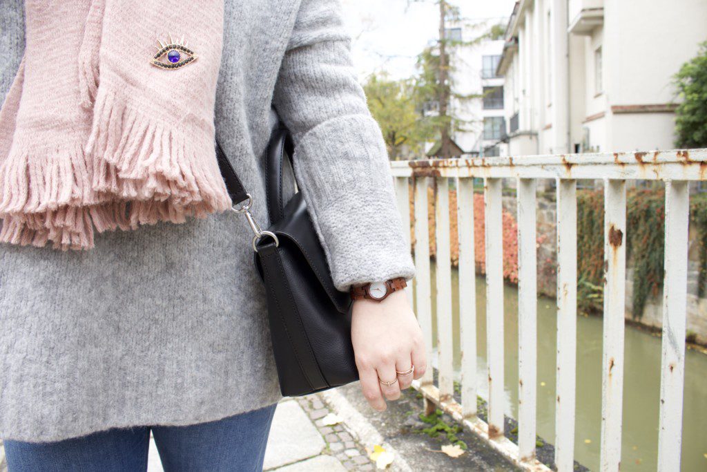 Detail-Aufnahme: Herbstoutfit: Edited Sweater, Review Schal, Buffalo Boots & DKNY Tasche