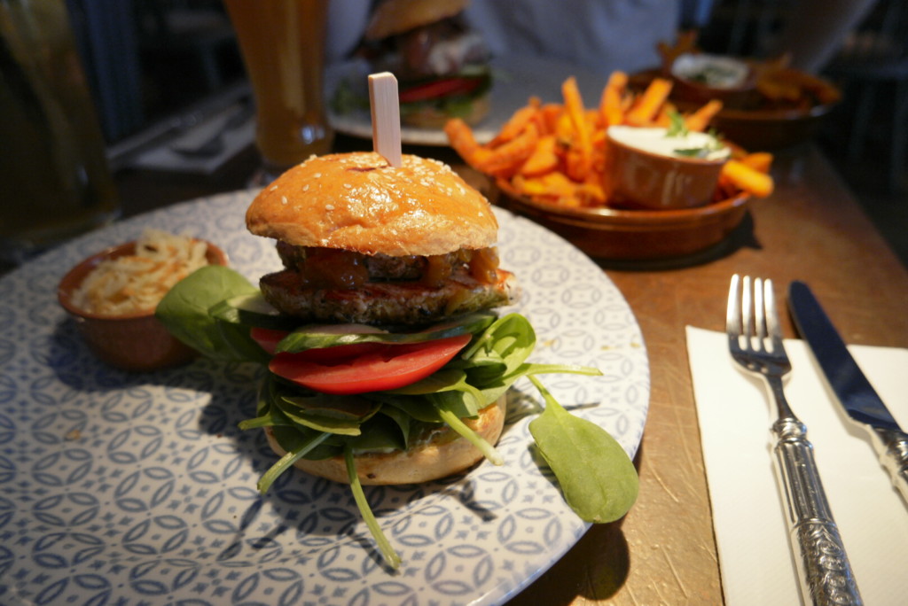 Burger im Chez Ima Frankfurt im 25hours Hotel Frankfurt by Levi’s