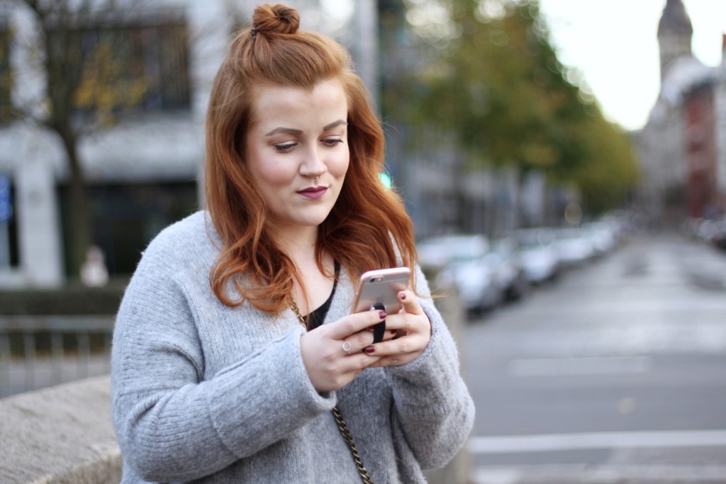 Portrait-Aufnahme der Bloggerin in ihrem Lagenlook mit Spitzenkleid & Oversized Strickpullover - Fashion Blog Leipzig