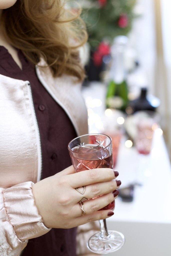 Sektglas von Ikea - festive cocktails: 3 Granatapfel-Cocktail Rezepte für deine Party