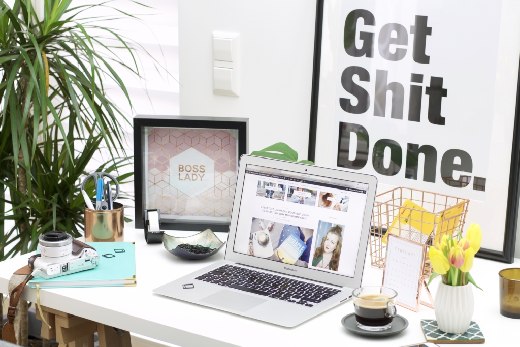 Titelbild "Inspiration & 5 Tipps für das Home-Office #officegoals" - Gesamtbild Home Office einer Bloggerin aus Leipzig