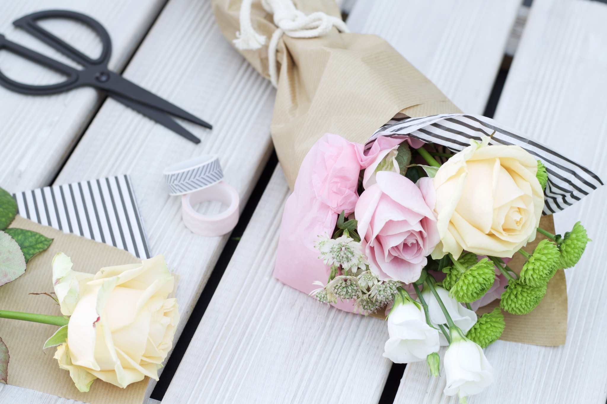 Beitragsbild: DIY: Blumen mit Seidenpapier hübsch verpacken und verschenken