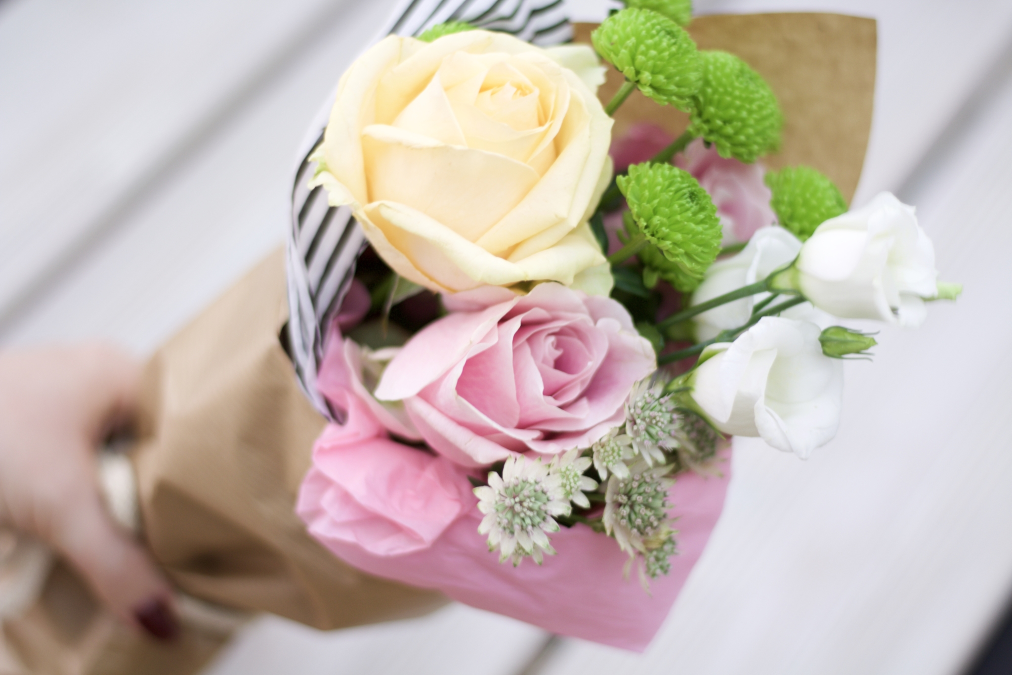 Titelbild: DIY: Blumen mit Seidenpapier hübsch verpacken und verschenken