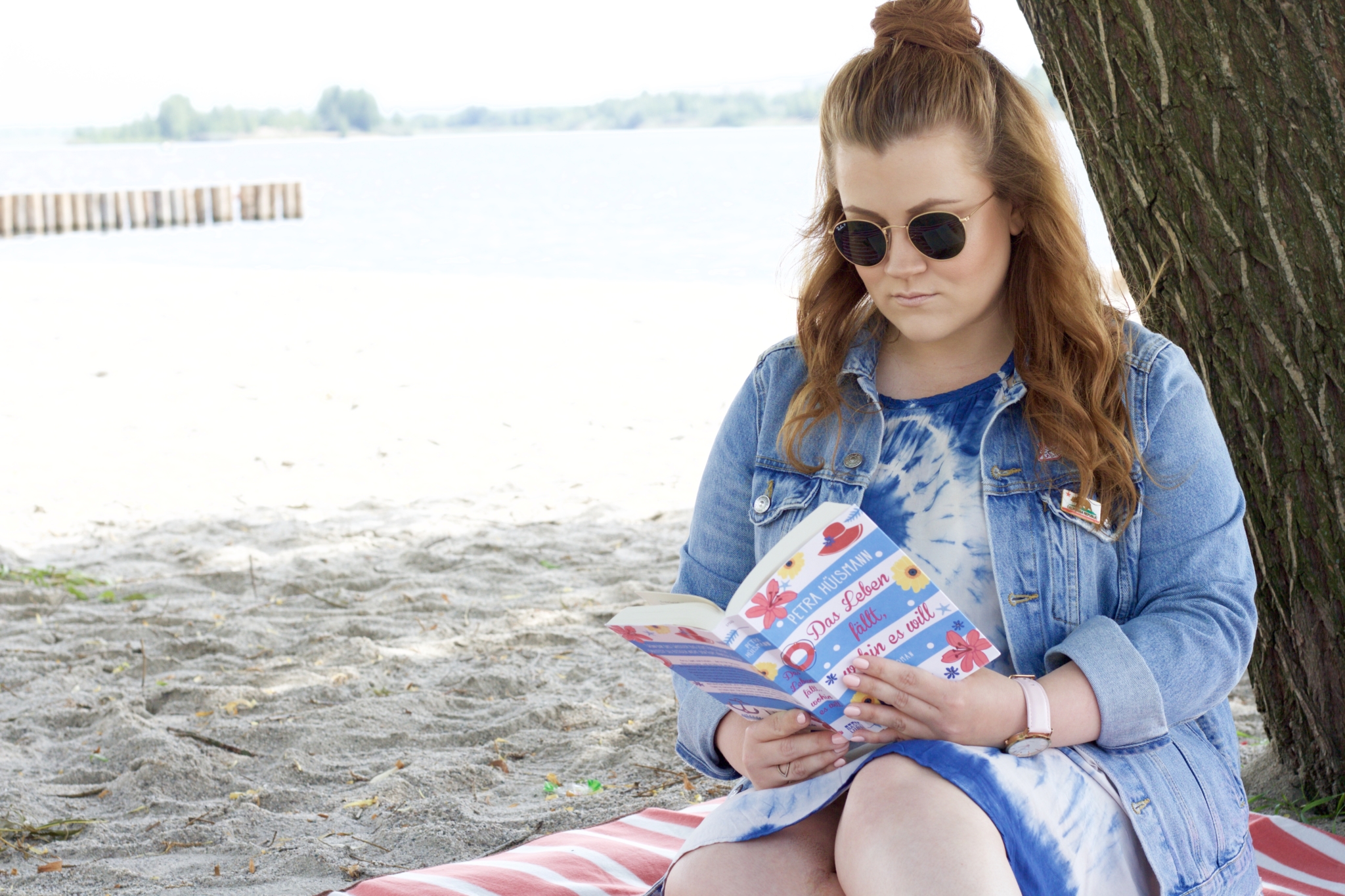 Bild 1 - Bloggerin mit Buch in der Hand lehnt am Baum - Buchvorstellung: Ich stelle euch den neuen Roman "Das Leben fällt, wohin es will" von Petra Hülsmann vor & erkläre, was ihn für mich zum perfekten Sommerbegleiter macht. - Fashion Blog Leipzig