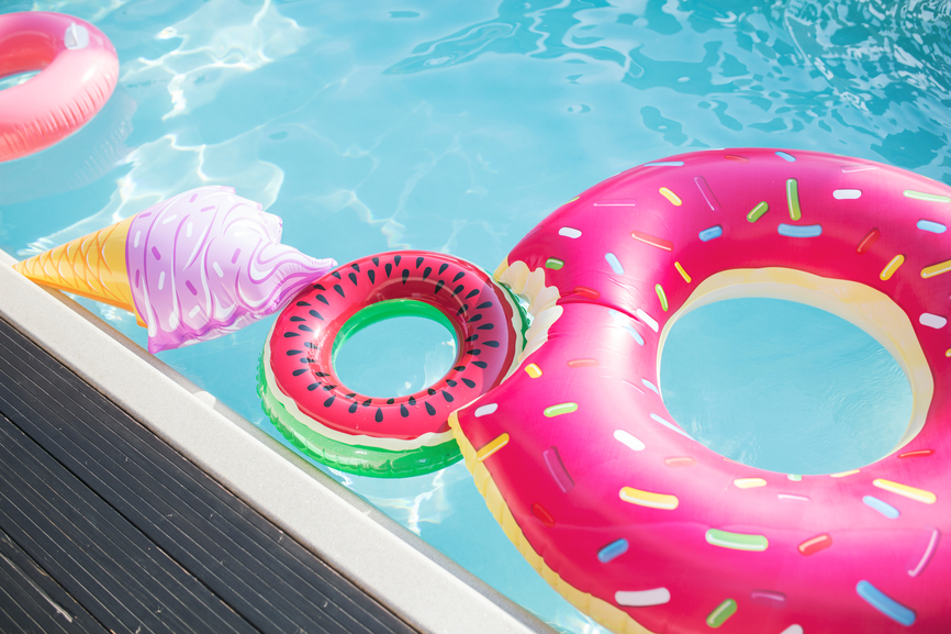 Beitragsbild: Witzige und coole Schwimmringe, Luftmatratzen, Badeinseln für den Pool - Poolspielzeug für Erwachsene - Flamingo Badeinsel, Melonen Schwimmring, Donut Schwimmring, Pizza Luftmatratze, katus Luftmatratze und Co.