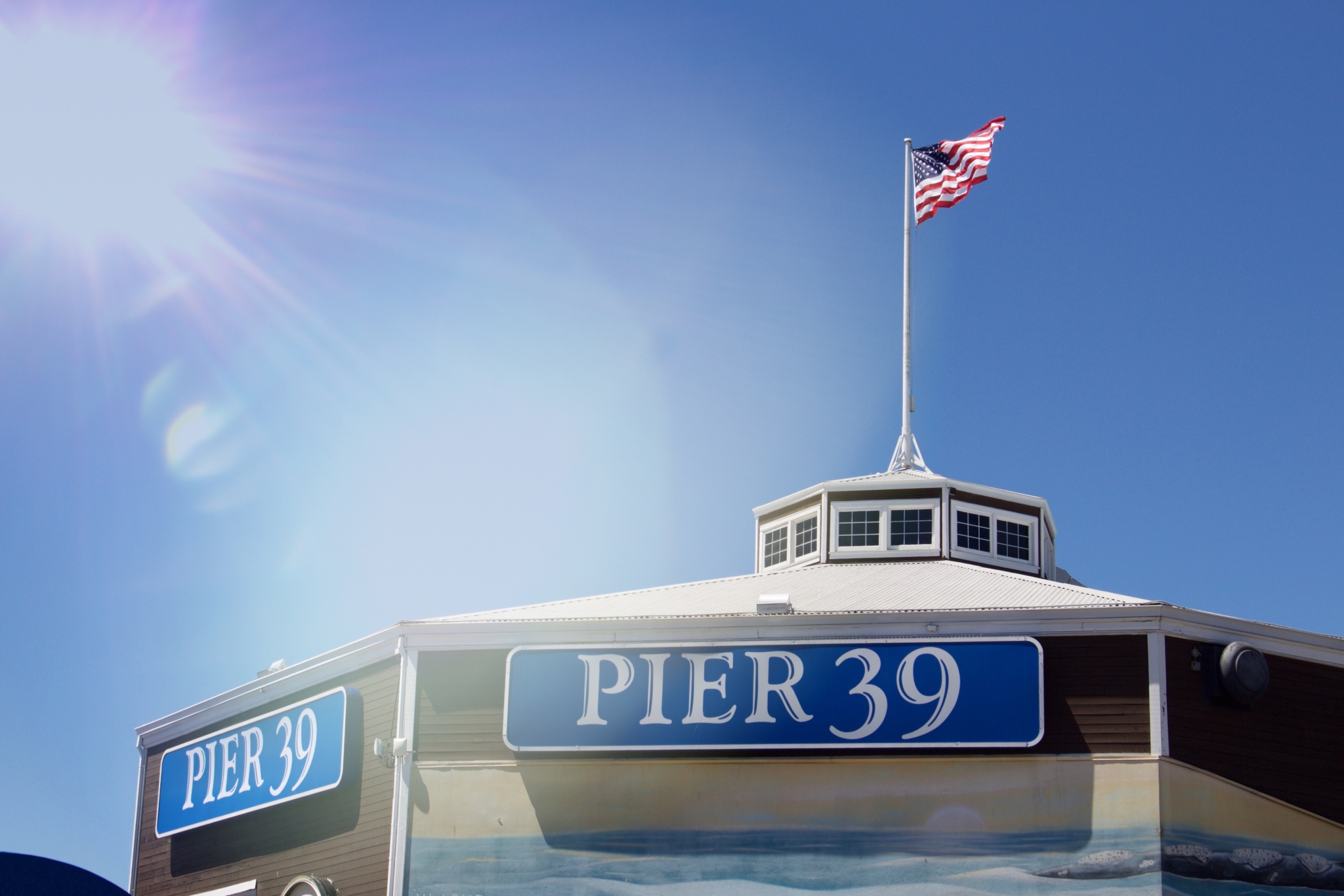 Pier 39 Schild mit Sonnenschein - Ein Tag am Pier 39 in San Francisco - Erlebnisse und 5 Tipps für einen Tag am Pier 39 - Reise Blogger Tipps