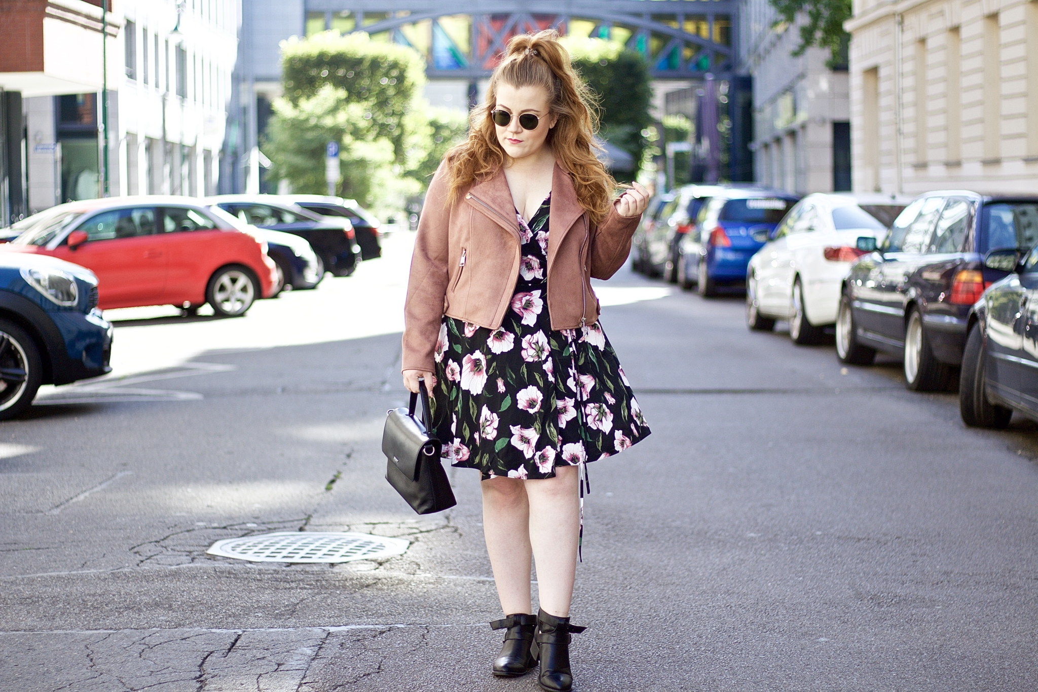 Details: Fashion Blogger Outfit Inspiration: Wickelkleid von Asos trifft auf rosa Biberjacke von River Island