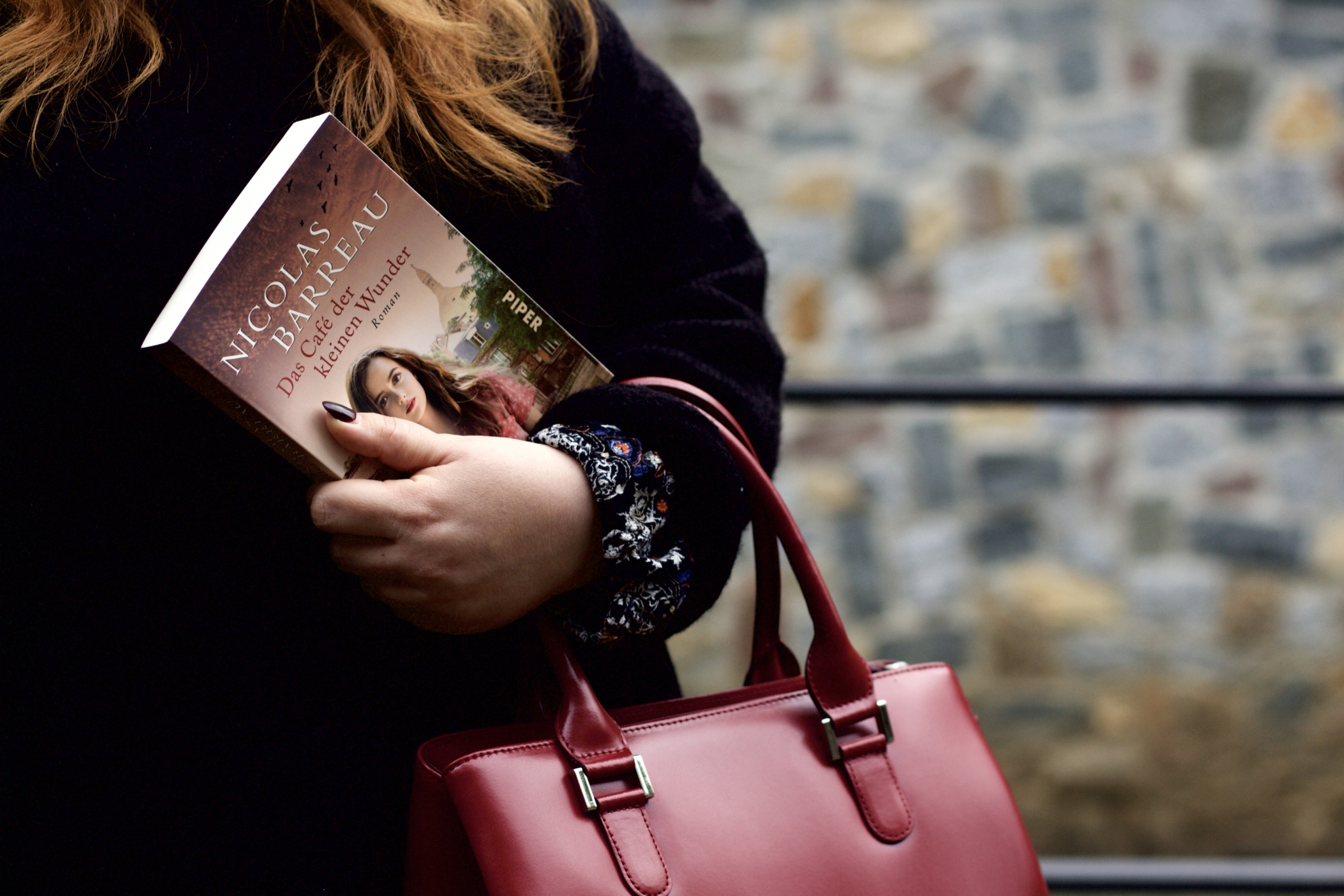 Detailaufnahme des Buches - Outfit zum Buch: "Das Café der kleinen Wunder" Nicolas Barteau - Lifestyle Blog Leipzig