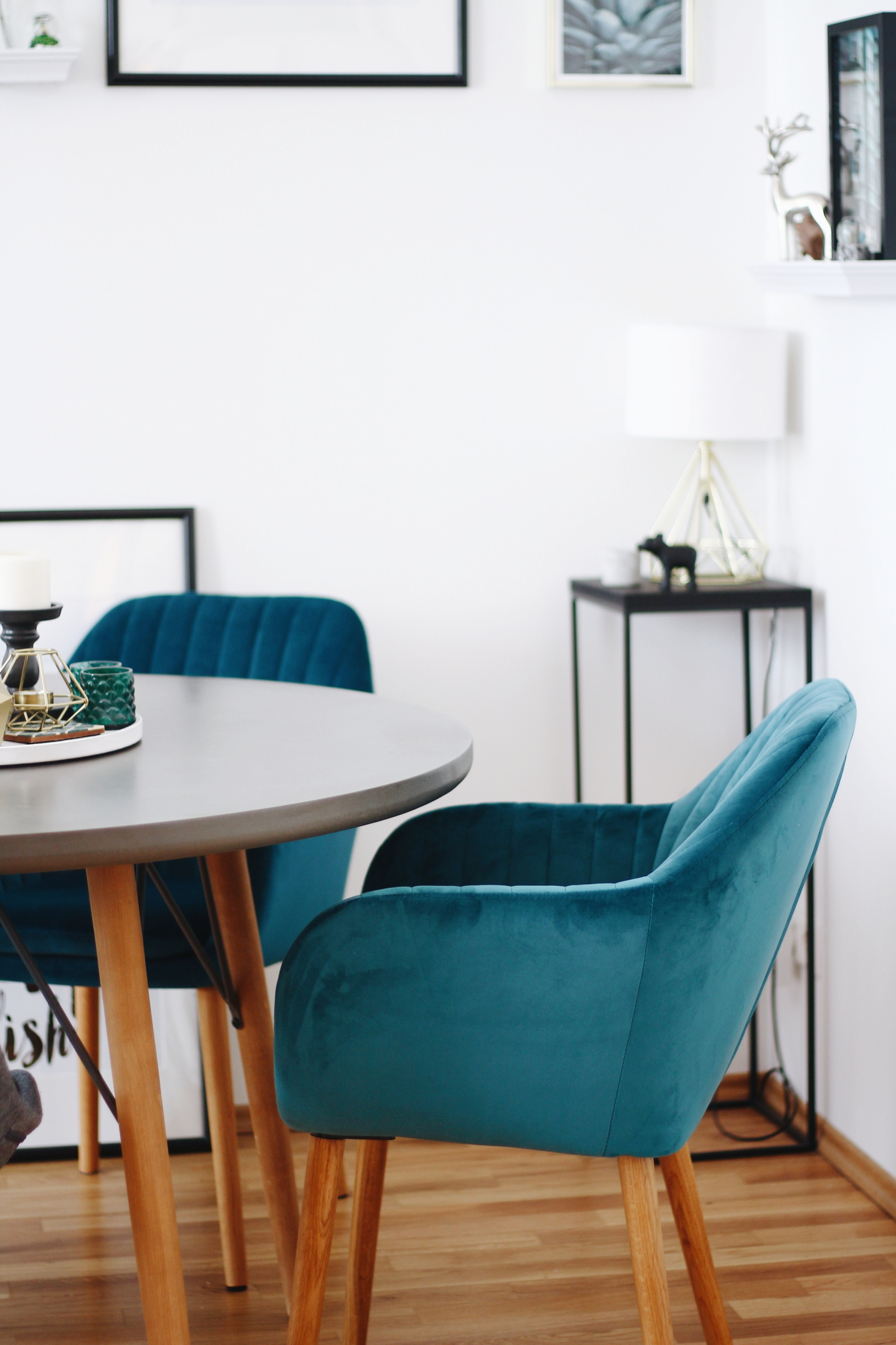 Grüne Samtstühle - Interior Inspiration: Tipps zur Esszimmer-Gestaltung mit rundem Tisch & passenden Stühlen - Lifestyle Blog Leipzig
