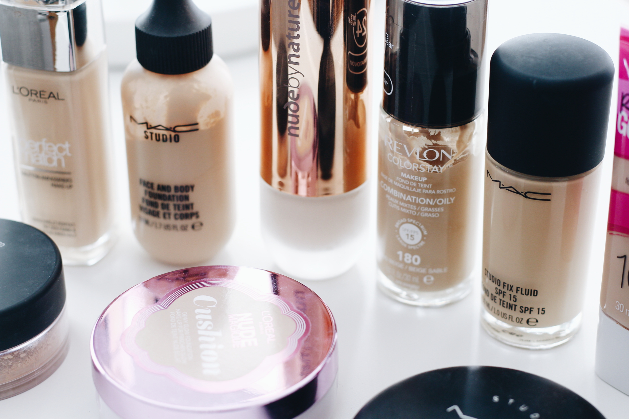 Detailaufnahme der getesteten Produkte: Der große Foundation-Guide mit meinen Top & Flop Produkten - Beauty Blog aus Leipzig - Beauty Bloggerin Daniela verrät Ihre Top und Flop Foundation Produkte