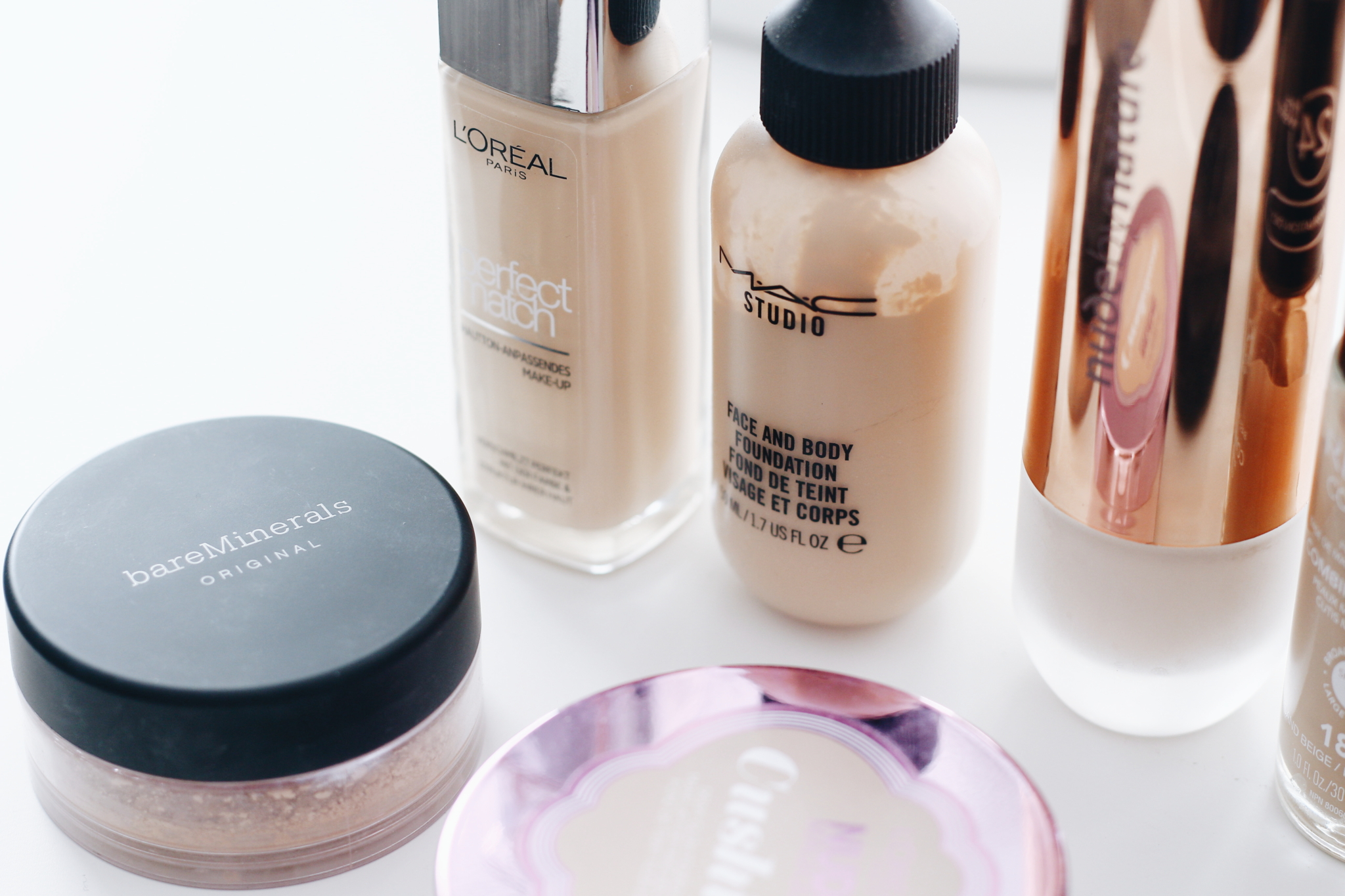 Detailaufnahme der getesteten Produkte 4: Der große Foundation-Guide mit meinen Top & Flop Produkten - Beauty Blog aus Leipzig - Beauty Bloggerin Daniela verrät Ihre Top und Flop Foundation Produkte