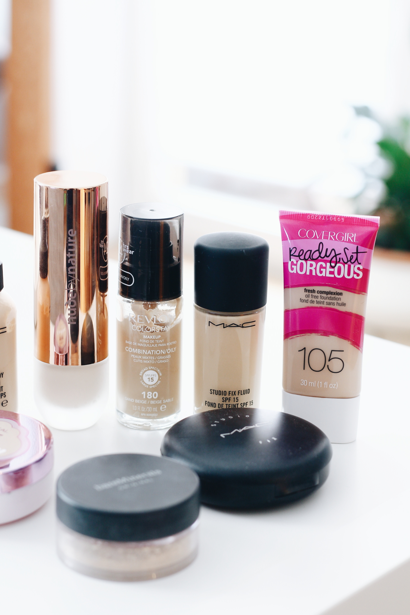 Detailaufnahme der getesteten Produkte 2: Der große Foundation-Guide mit meinen Top & Flop Produkten - Beauty Blog aus Leipzig - Beauty Bloggerin Daniela verrät Ihre Top und Flop Foundation Produkte