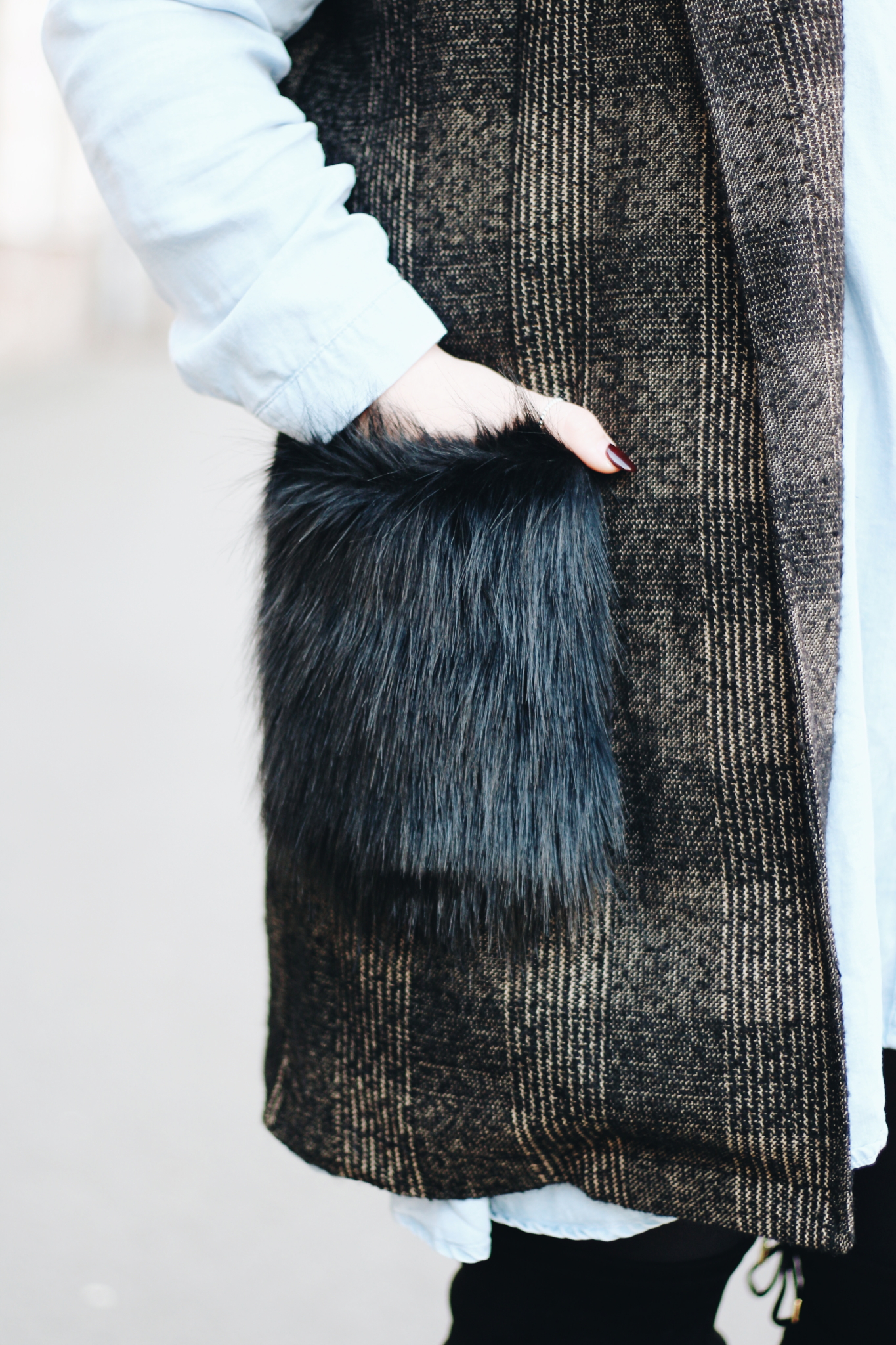 Nahaufnahme Kunstfell Tasche: Outfit Inspiration: So trage ich lange Westen mit Fake Fur - Kunstfell - Fashion Blog aus Leipzig