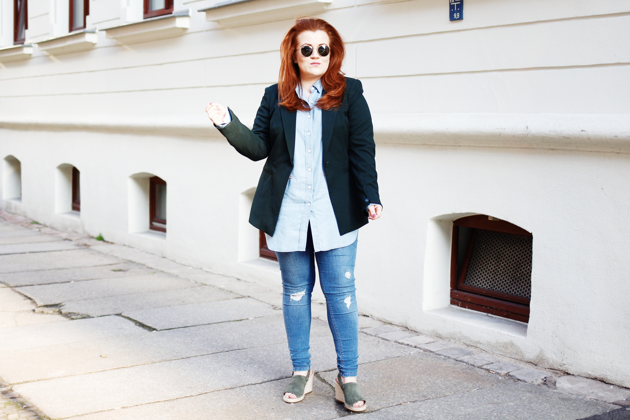 Outfit Inspiration für den Frühling: Grüner Blazer trifft auf Blaues Denim - Fashion Blog Leipzig - Look im Ganzen