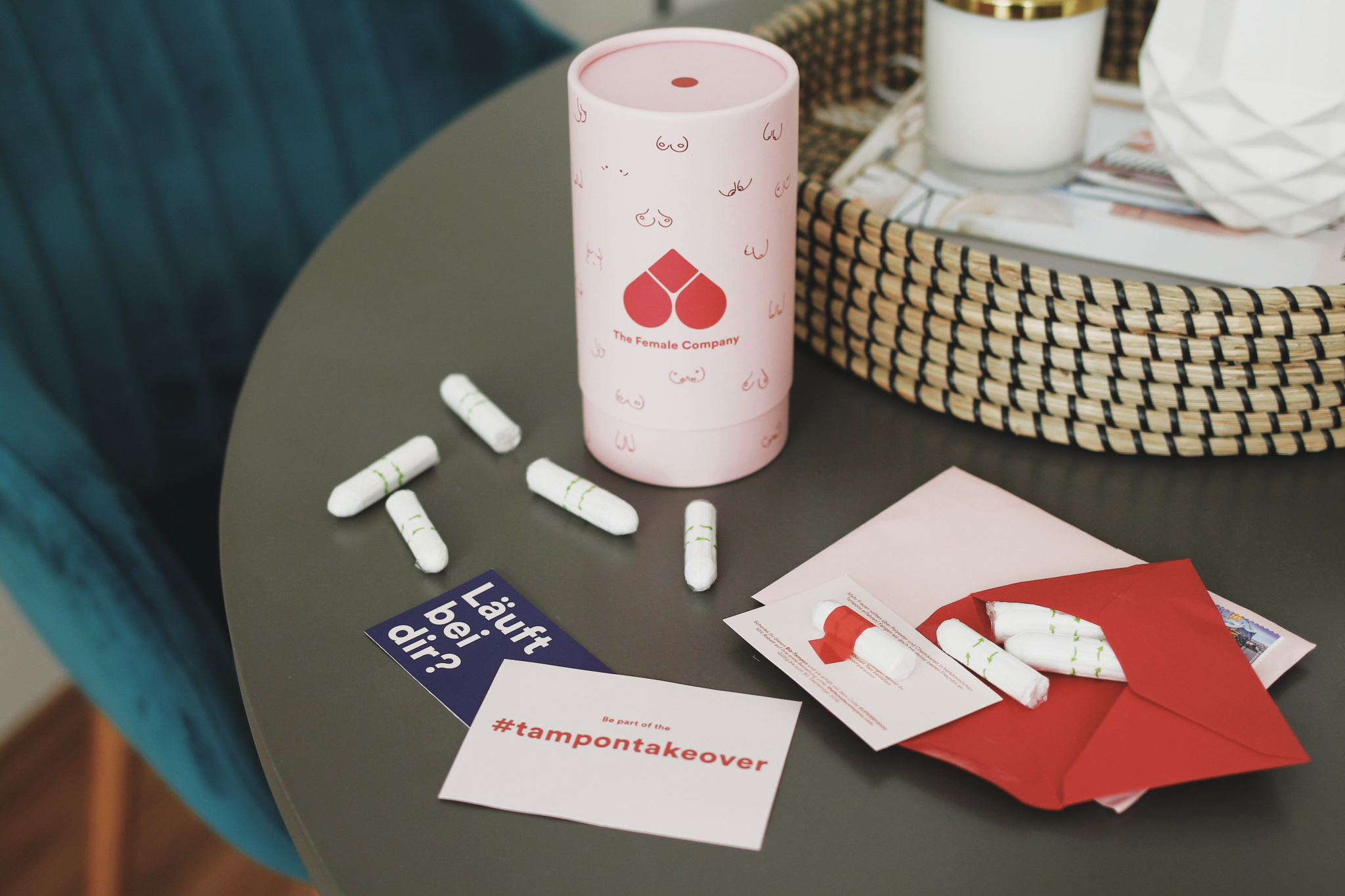 Nahaufnahme der The Female Company Tampon Box - Bio-Tampons mit einer Message - mit Interview der beiden Gründerinnen