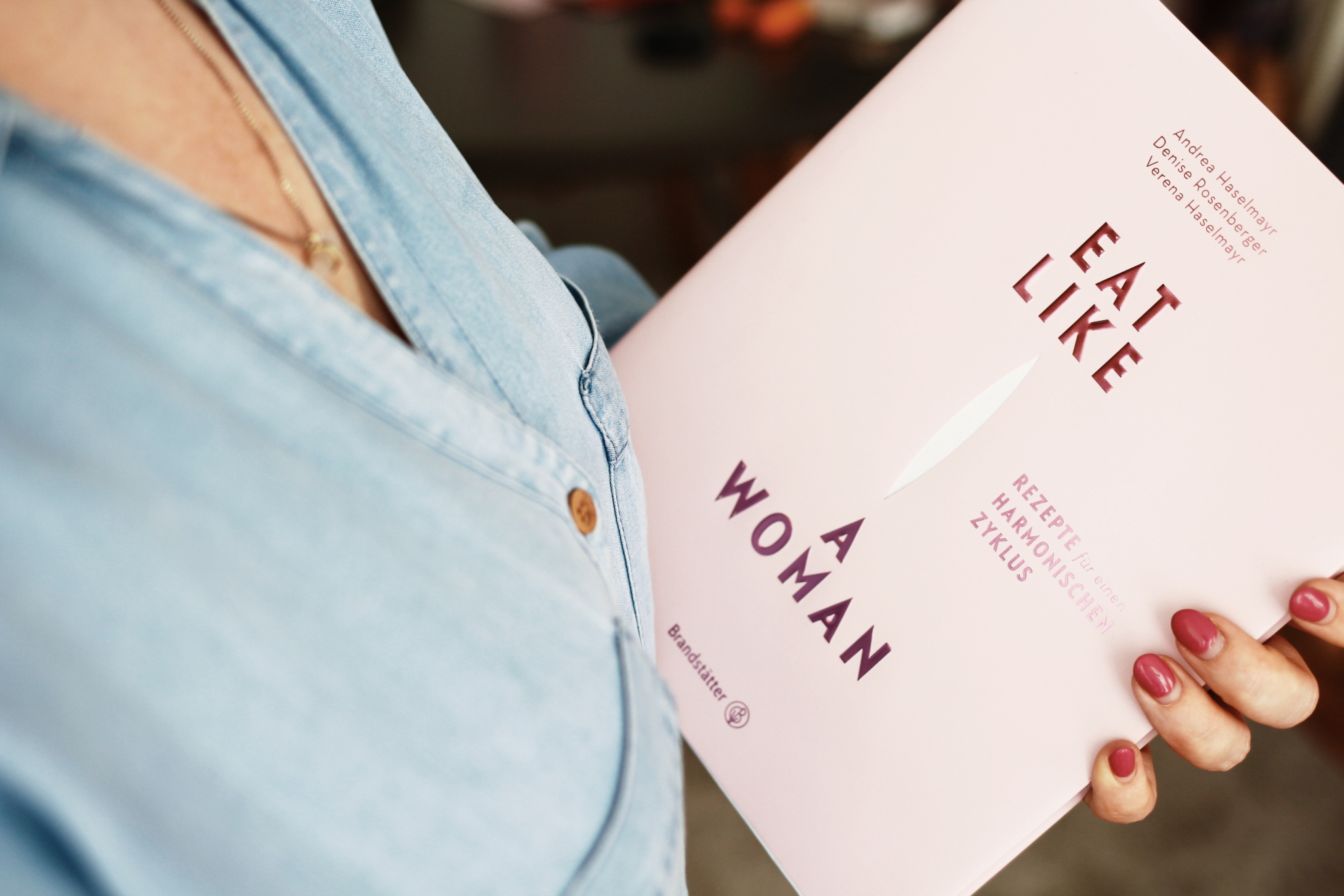 Beitragsbild: Buchvorstellung "eat like a woman": Es zeigt, wie wir Zyklus-Beschwerden und Stimmungsschwankungen weg kochen können. Mit Yogaübungen und weiteren Tipps. - Vom Lifestyle Blog Babbleventure aus Leipzig