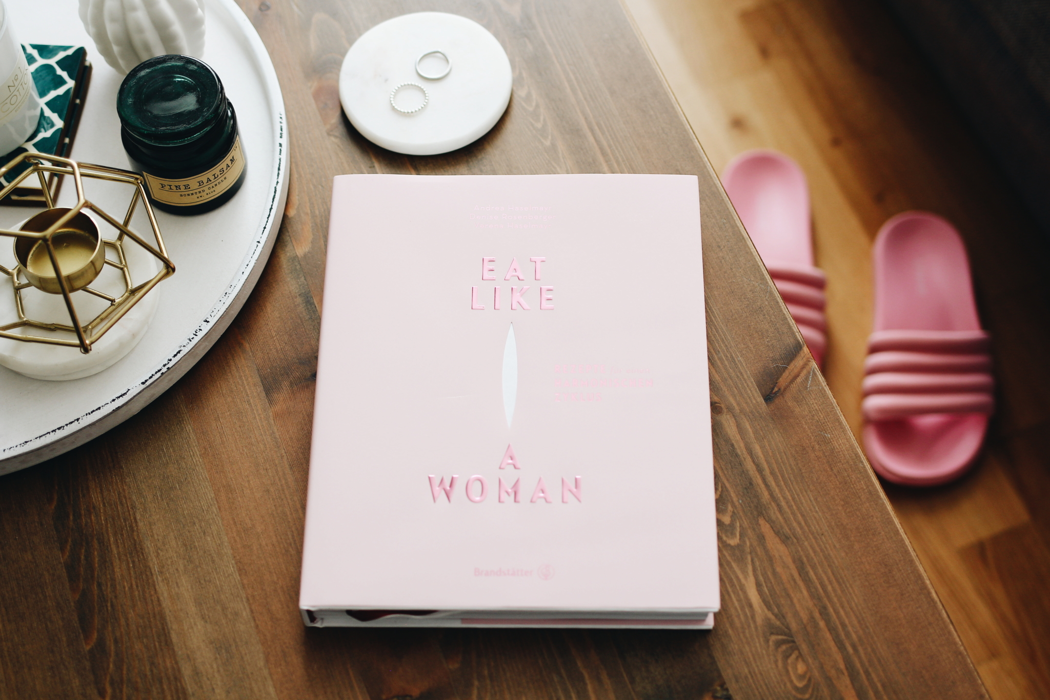 Rosa Buchcover "eat like a woman"