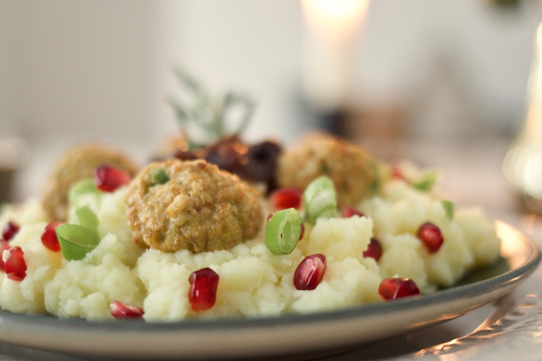 Nahaufnahme von vorn: Vegetarisches Rezept für Weihnachten: Gemüsebällchen mit Pflaumen-Zwiebel-Chutney und Kartoffelbrei