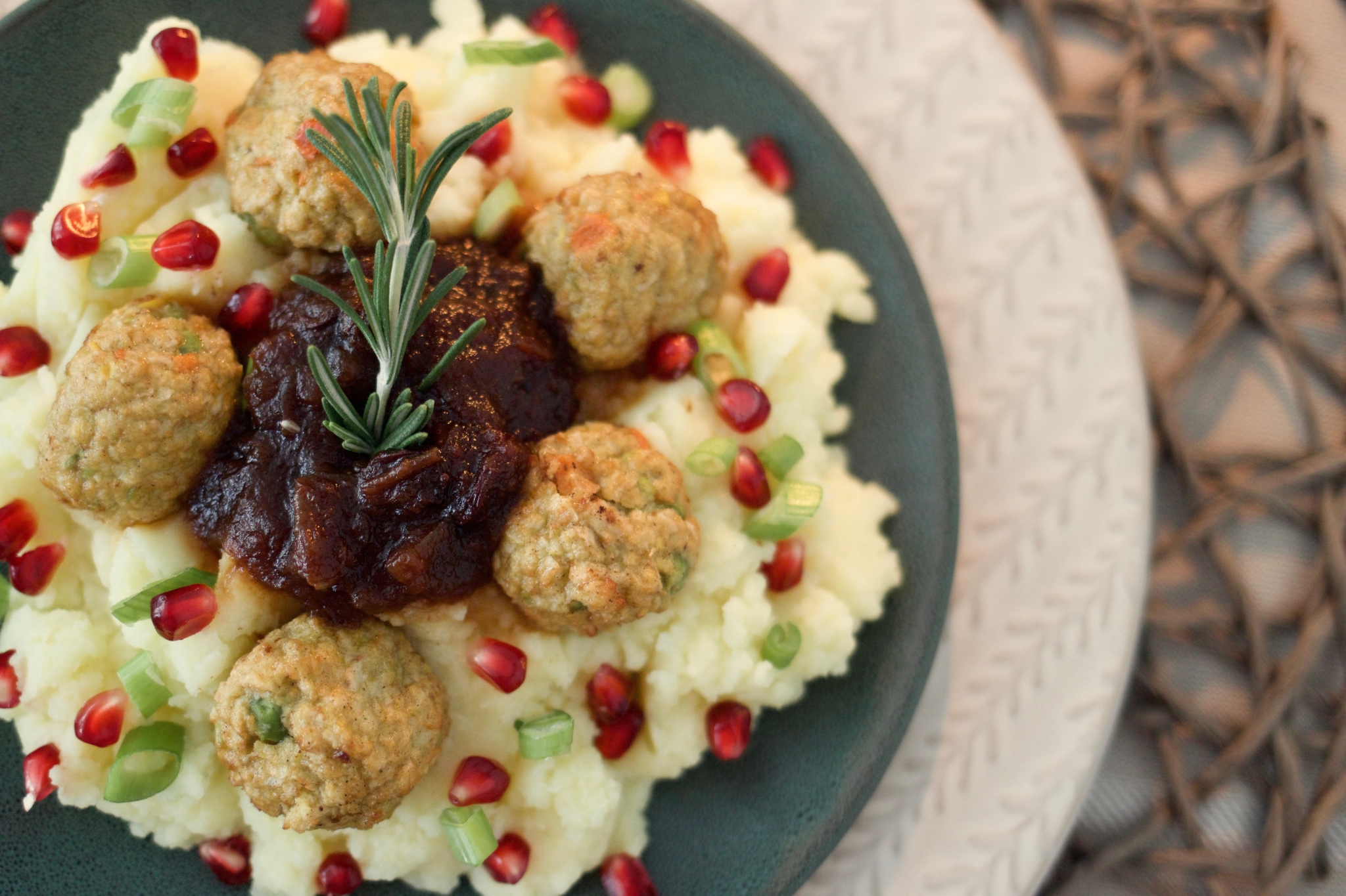 Nahaufnahme des Gerichts von oben: Vegetarisches Rezept für Weihnachten: Gemüsebällchen mit Pflaumen-Zwiebel-Chutney und Kartoffelbrei