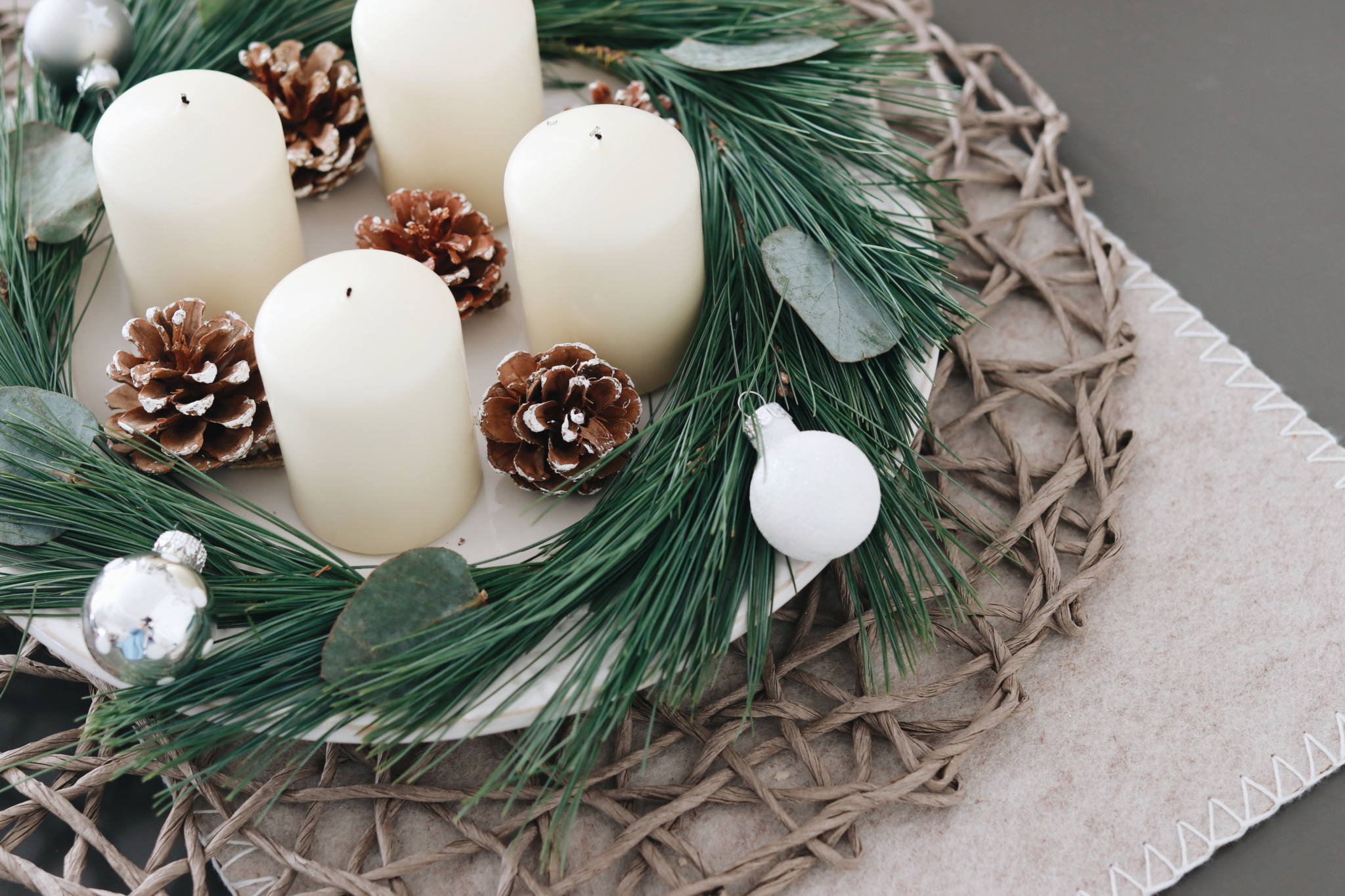 DIY moderner Adventskranz mit Eukalyptus und Kiefer - Scandi Style